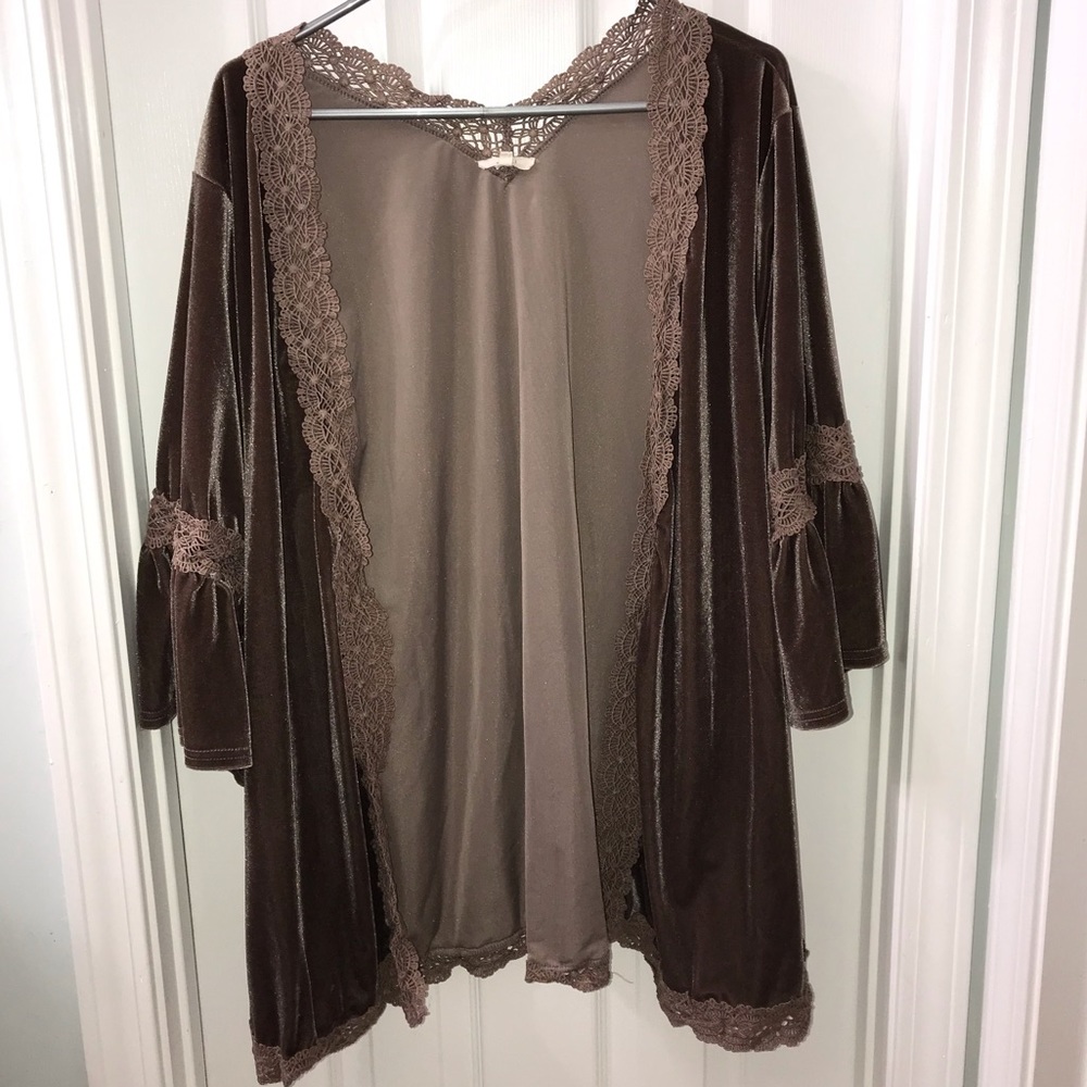 Easel velvet kimono